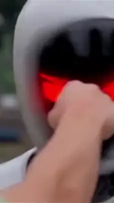 Robot humanoide con cara de LED roja persiguiendo a una chica en un barrio de los años 80, escena generada con IA